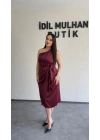 Bordo Tek Omuz Bağlama Detaylı Saten Elbise