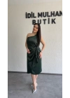 Zümrüt Yeşili Tek Omuz Bağlama Detaylı Saten Elbise
