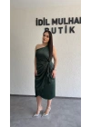 Zümrüt Yeşili Tek Omuz Bağlama Detaylı Saten Elbise