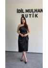 Siyah Tek Omuz Bağlama Detaylı Saten Elbise