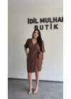 Kahverengi Jakarlı Kruvaze Yaka Bağlamalı Elbise