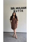 Kahverengi Jakarlı Kruvaze Yaka Bağlamalı Elbise