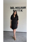 Siyah Jakarlı Kruvaze Yaka Bağlamalı Elbise