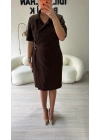 Kahverengi Kruvaze Yaka Sim Dokulu Kuşaklı Elbise