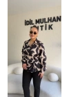Siyah Bağlama Detaylı Batik Desenli Bluz