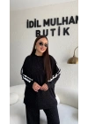 Siyah Yanları Beyaz Şeritli Taş Detaylı Takım