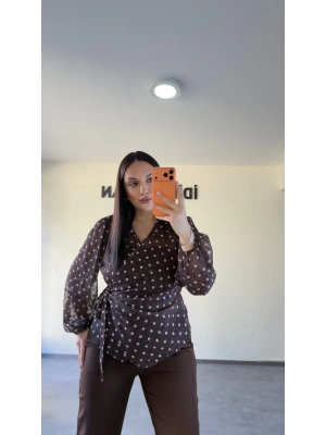 Kahverengi Kruvaze Yan Bağcıklı Puantiyeli Bluz