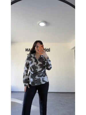 Haki Bağlama Detaylı Batik Desenli Bluz