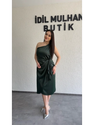 Zümrüt Yeşili Tek Omuz Bağlama Detaylı Saten Elbise