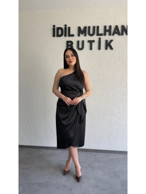 Siyah Tek Omuz Bağlama Detaylı Saten Elbise