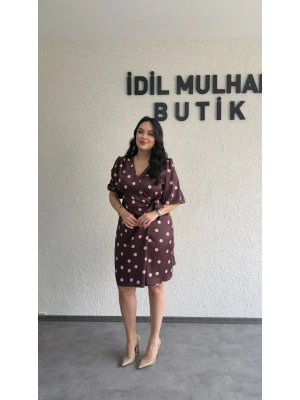 Kahverengi Puantiyeli Kruvaze Kuşaklı Elbise