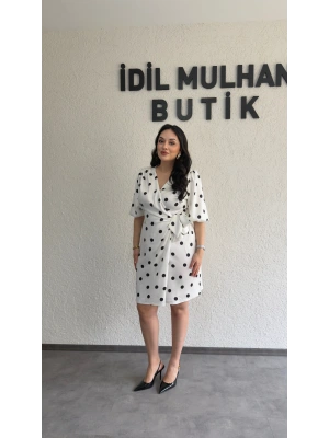 Beyaz Puantiyeli Kruvaze Kuşaklı Elbise