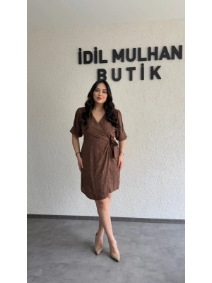 Kahverengi Jakarlı Kruvaze Yaka Bağlamalı Elbise