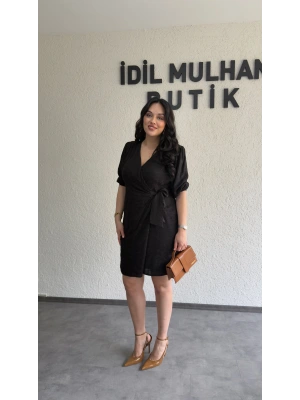 Siyah Jakarlı Kruvaze Yaka Bağlamalı Elbise