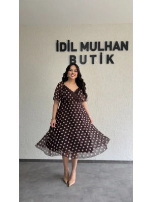 Kahverengi Kruvaze Dantel Detaylı Puantiyeli Elbise