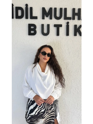 Beyaz Degaje Yaka Gold Düğmeli Bluz