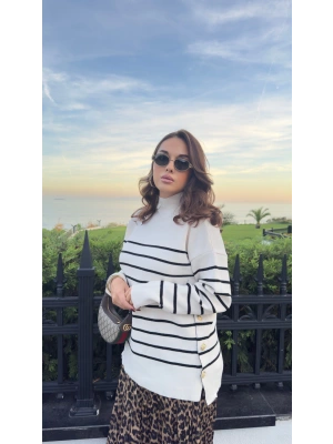 Beyaz Gold Düğmeli Kazak