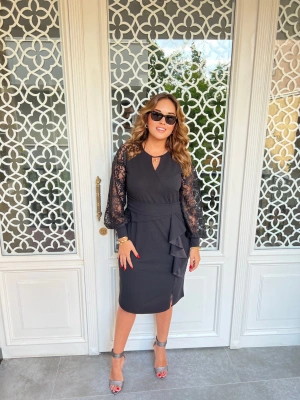 Dantel Detaylı Fırfırlı Scuba Krep Elbise