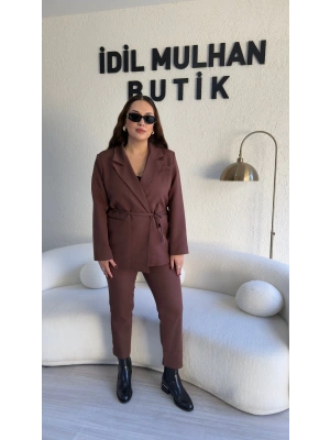 Kahverengi Bağlama Detaylı Kruvaze Blazer Takım