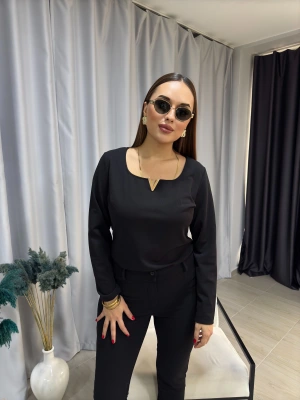 V Gold Detaylı Siyah Bluz