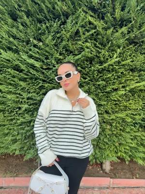 Beyaz Fermuarlı Triko Kazak