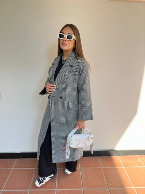 Beyaz Gri Balık Sırtı Desen Kaban