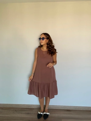 Kahverengi Pileli Elbise