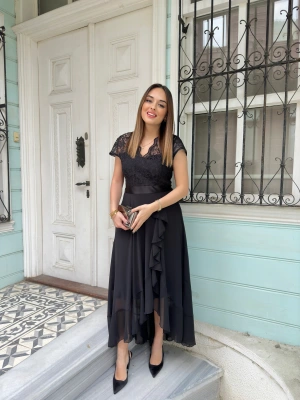 Siyah Kadife Kuşaklı Fırfırlı Elbise