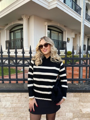 Şapka Detaylı Siyah Çizgili Kazak