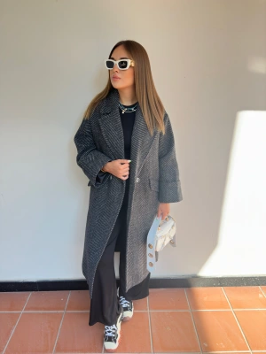 Siyah Balık Sırtı Desen Kaban