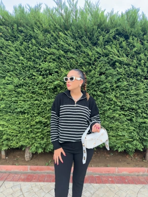 Siyah Fermuarlı Triko Kazak