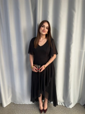 Siyah Kısa Kollu Fırfır Detaylı Maxi Boy Elbise