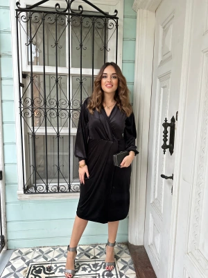 Siyah Kruvaze Yaka Kadife Elbise