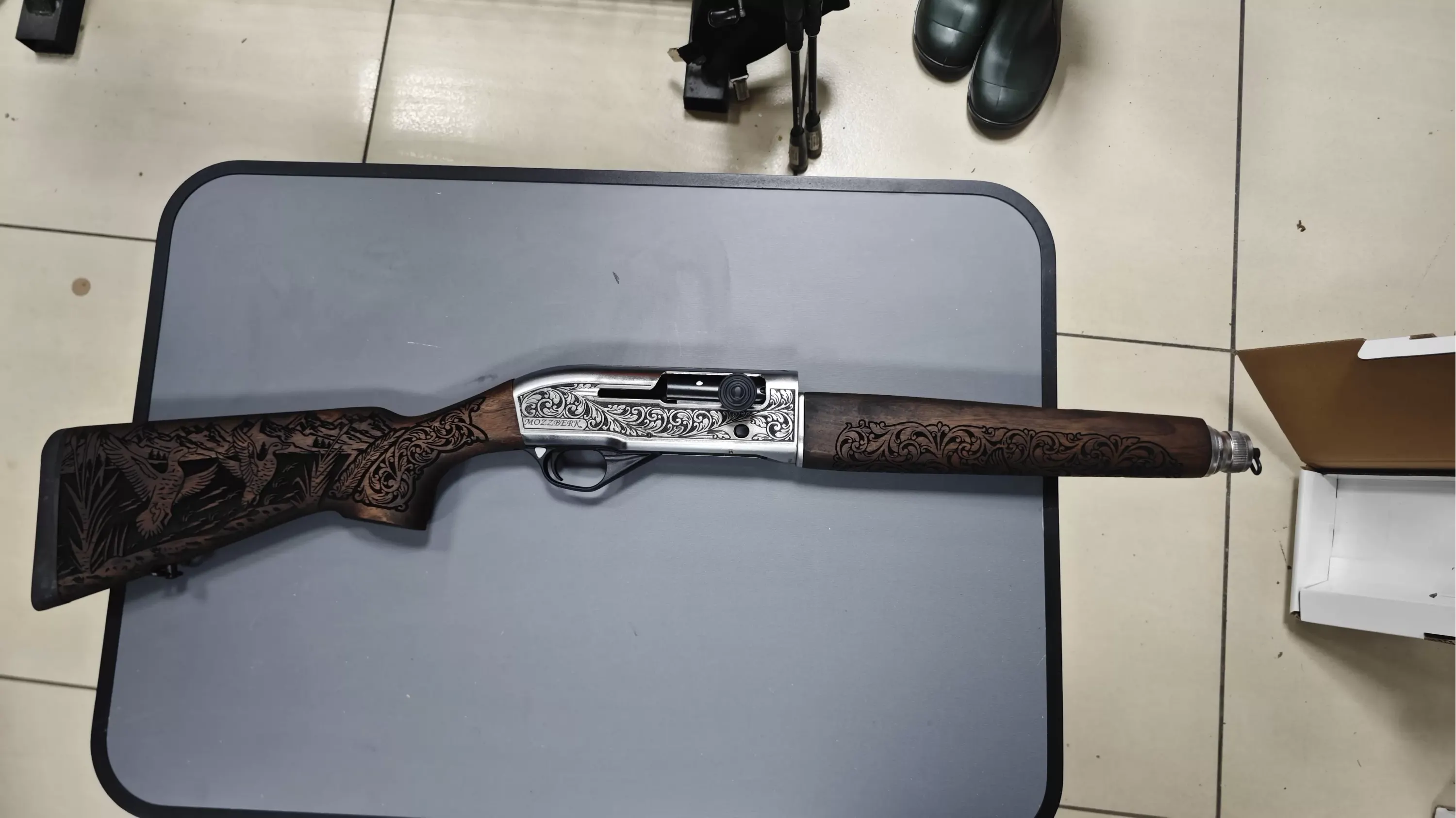 MOZZBERK Kuşlu Yarı Otomatik Av Tüfeği İşlemeli P.Krom