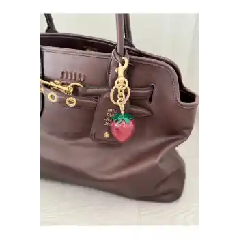 ÇİLEK CHARM ÇANTA AKSESUARI