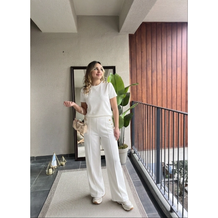 Gold Düğmeli Beyaz Takım