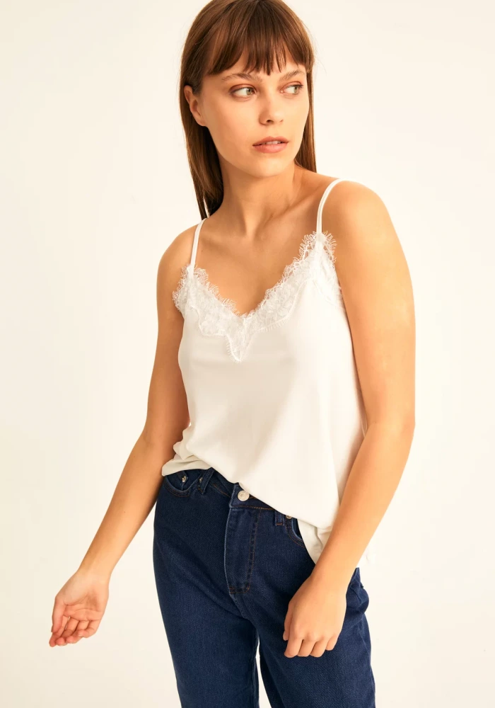 Kadın Beyaz İp Askılı Dantel Detaylı Bluz