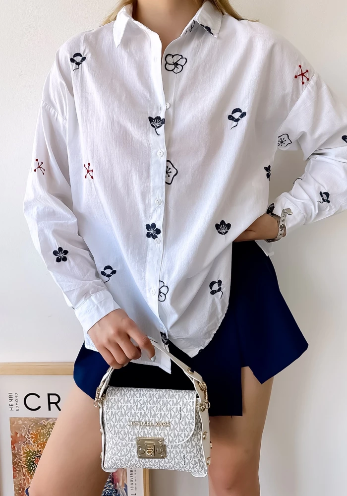Kadın Beyaz Papatya Nakış Detaylı Gömlek