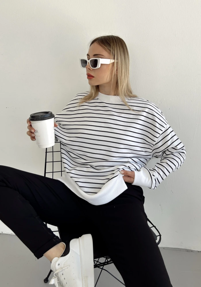 Kadın Beyaz Siyah Bisiklet Yaka Çizgili Over Size Sweatshirt