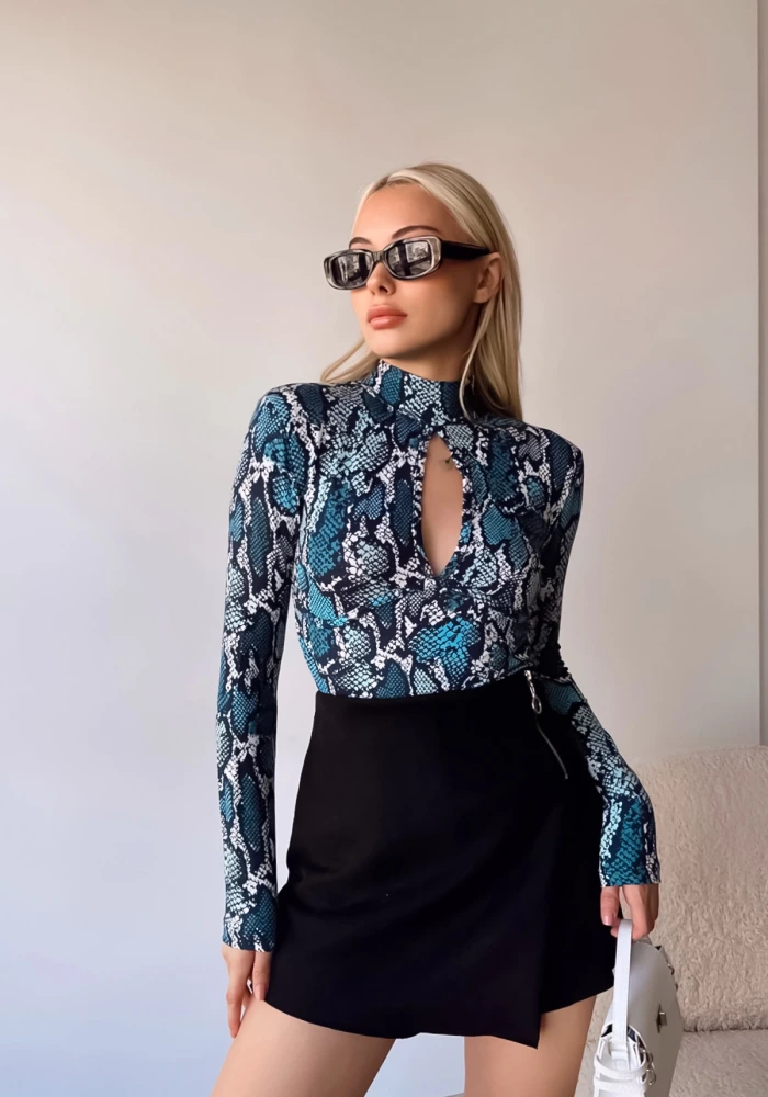 Kadın Viskon Pencere Detay Mavi Yılan Desen Bluz
