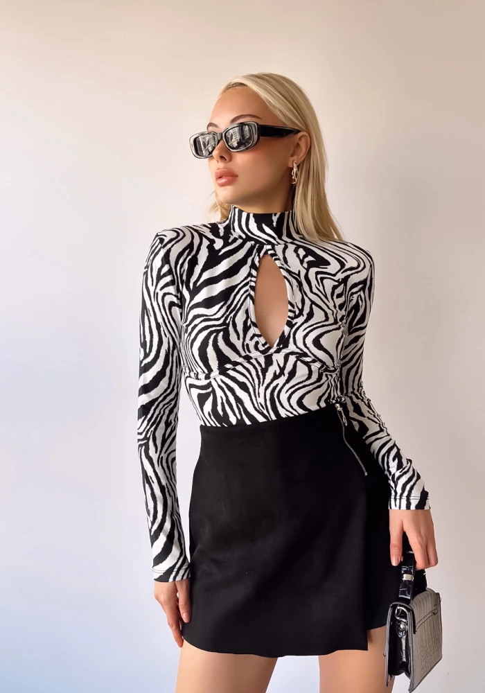 Kadın Viskon Pencere Detay Tüylü Zebra Desen Bluz