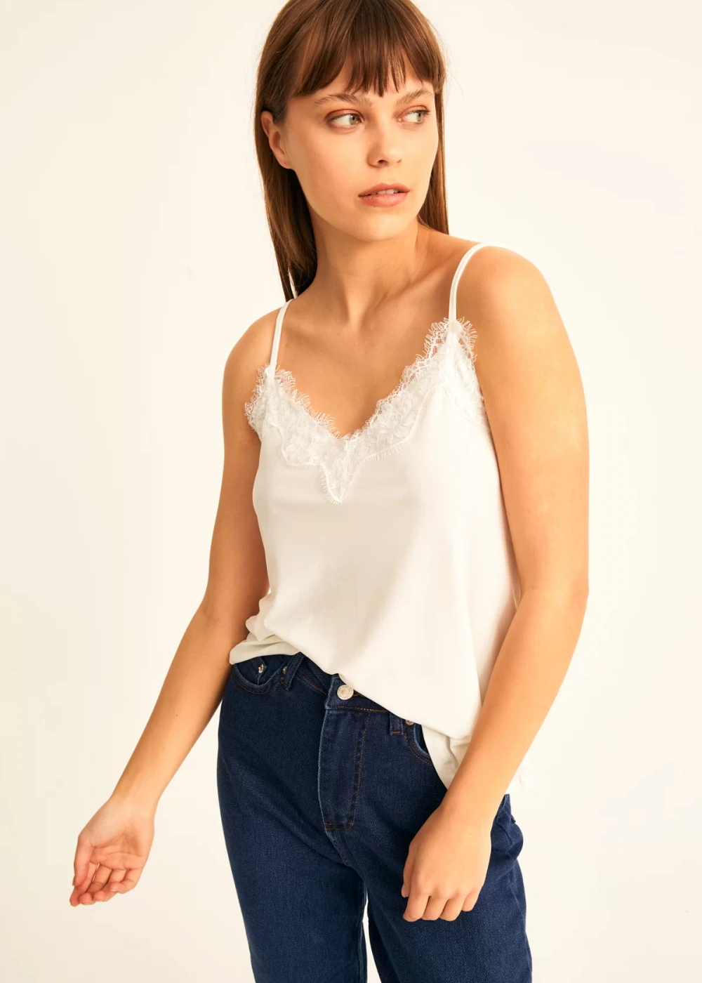 Kadın Beyaz İp Askılı Dantel Detaylı Bluz