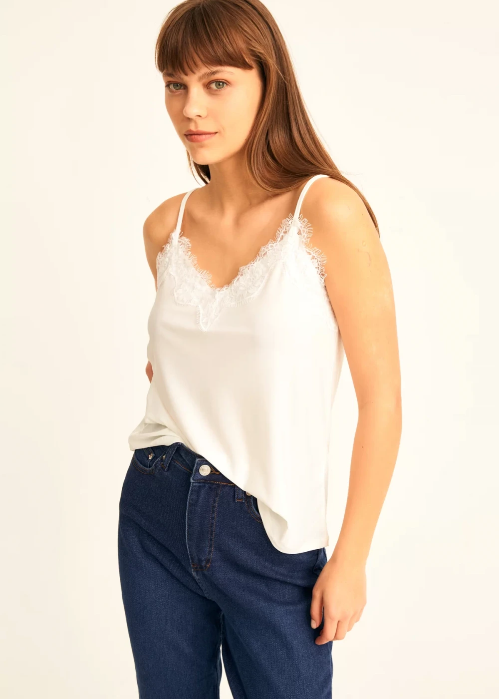 Kadın Beyaz İp Askılı Dantel Detaylı Bluz