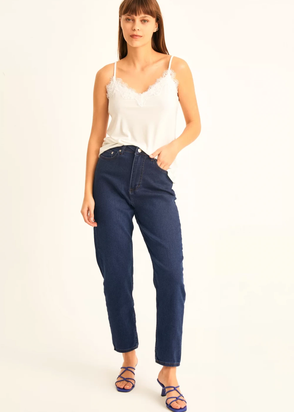 Kadın Beyaz İp Askılı Dantel Detaylı Bluz