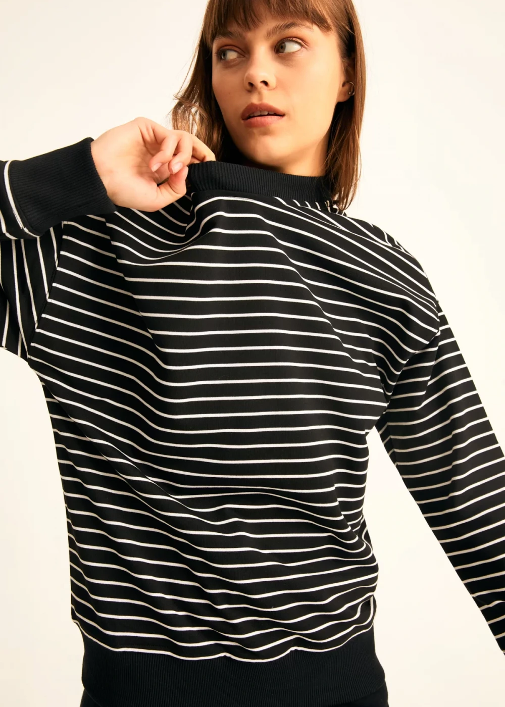 Kadın Siyah Beyaz Bisiklet Yaka Çizgili Over Size Sweatshirt