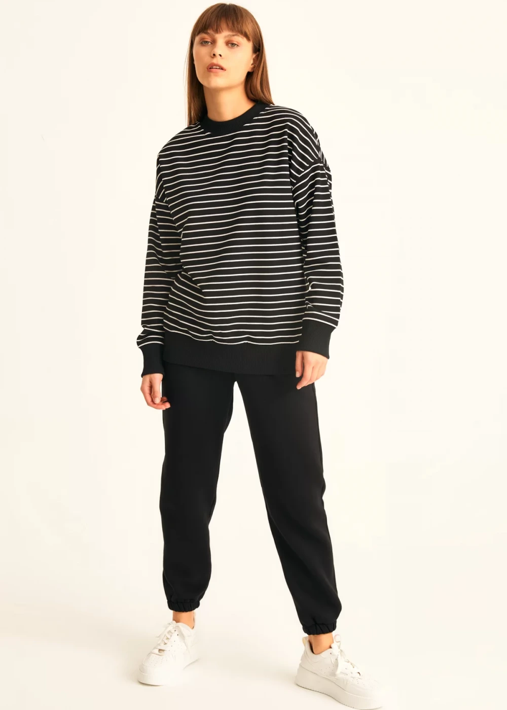 Kadın Siyah Beyaz Bisiklet Yaka Çizgili Over Size Sweatshirt