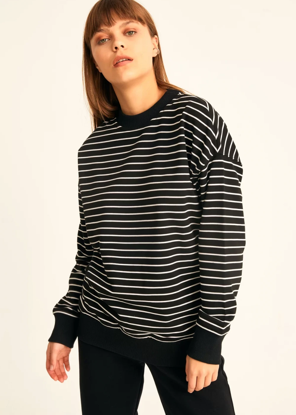 Kadın Siyah Beyaz Bisiklet Yaka Çizgili Over Size Sweatshirt