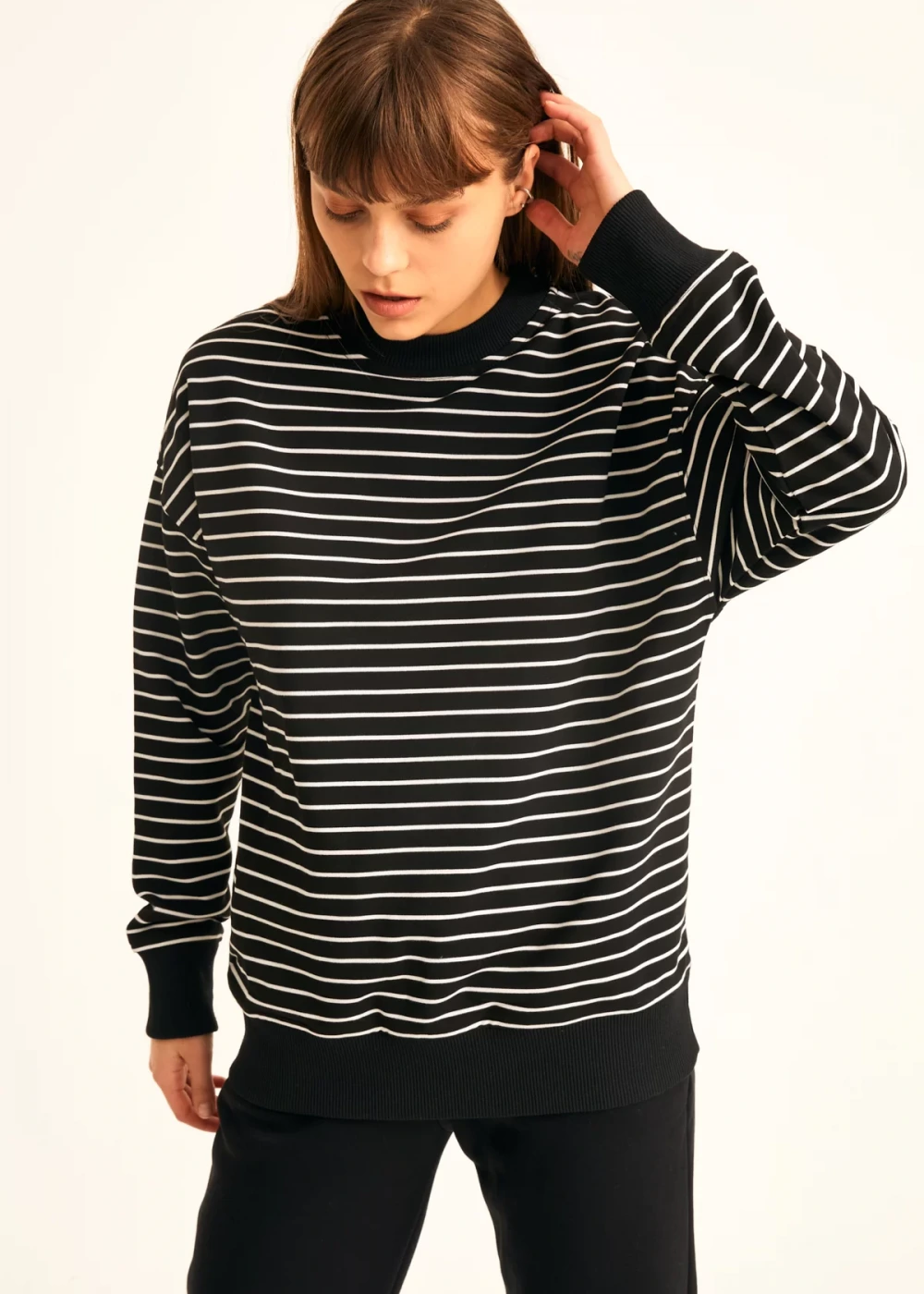 Kadın Siyah Beyaz Bisiklet Yaka Çizgili Over Size Sweatshirt