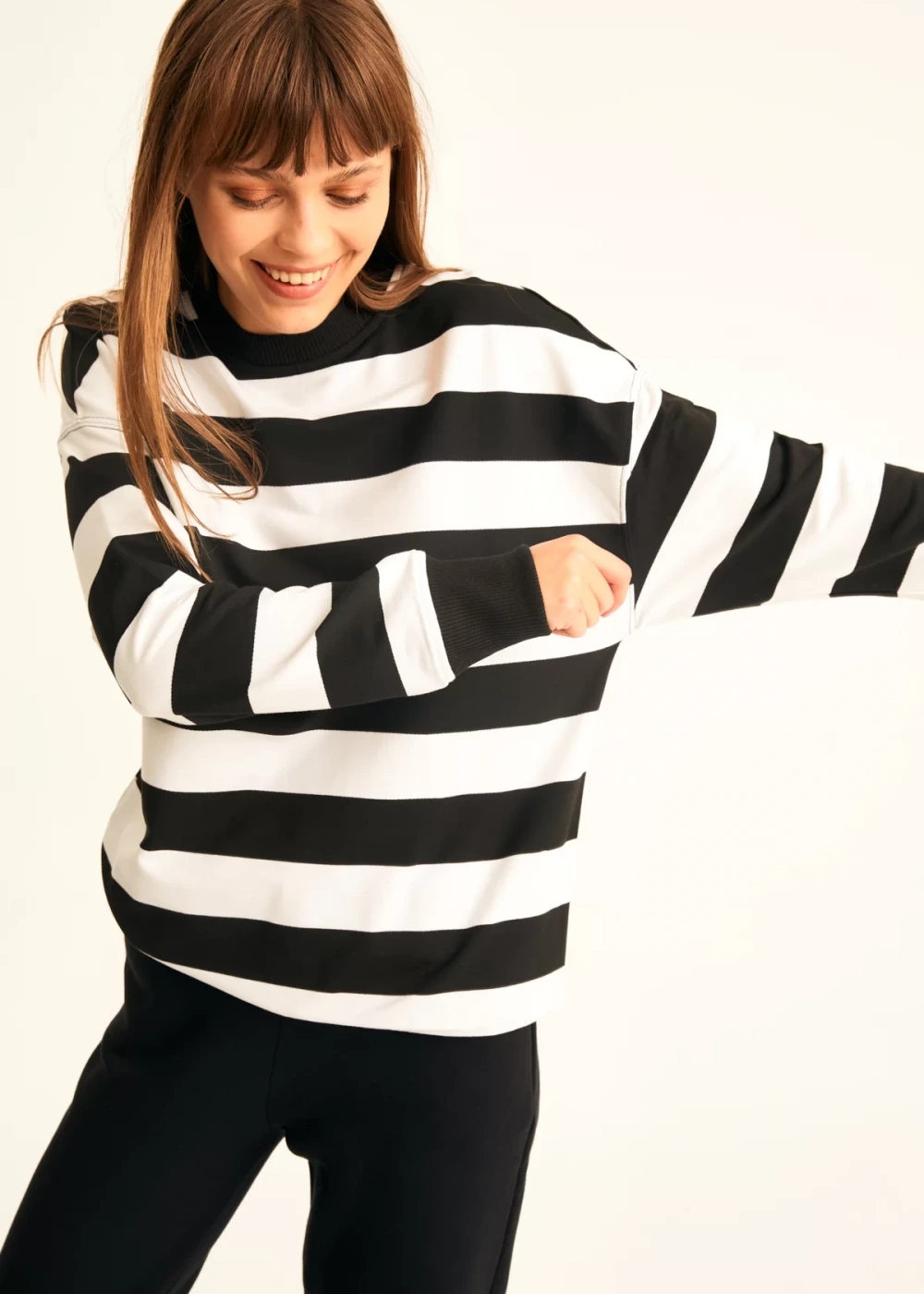 Kadın Siyah Beyaz Kalın Çizgili Over Size Sweatshirt