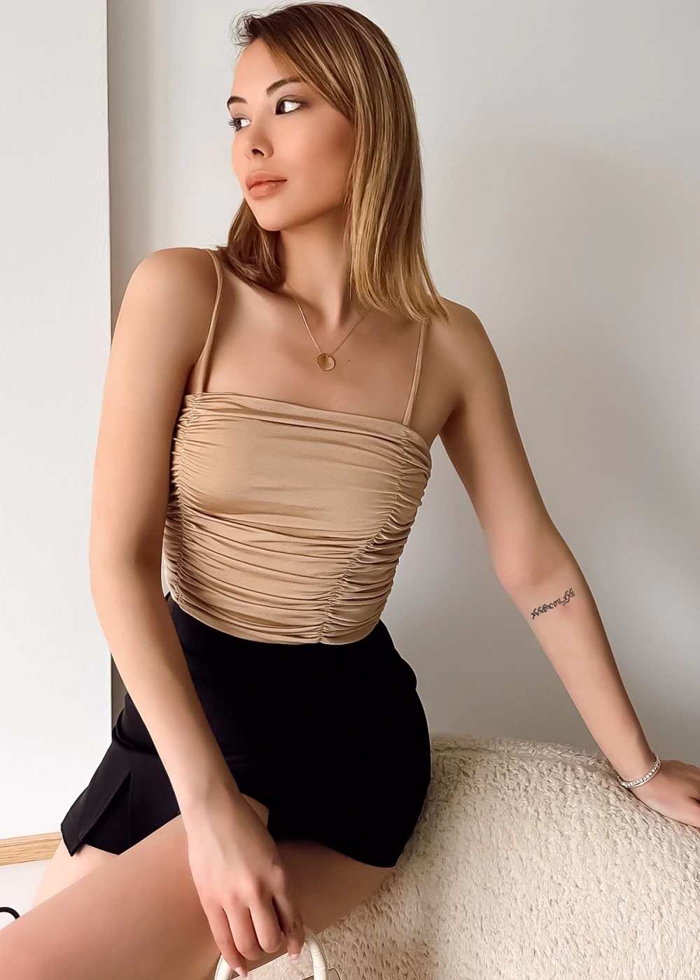 Kadın Bej Büzgü Detay İp Askılı Crop Bluz